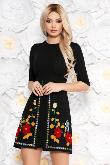 Rochie SunShine neagra de zi cu croi in A din material usor elastic cu insertii de broderie
