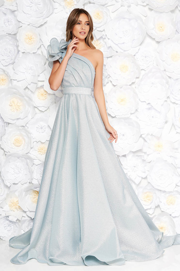 Rochie Ana Radu albastra-deschis de lux in clos din material neelastic cu aspect metalic captusita pe interior cu volanase