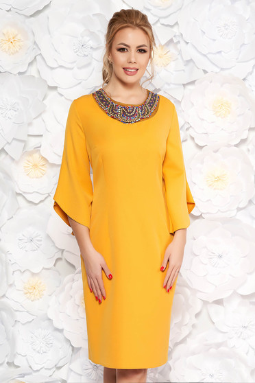 Rochie mustarie eleganta tip creion din stofa subtire usor elastica cu maneci trei-sferturi cu aplicatii cu margele