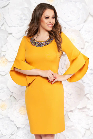Rochie mustarie eleganta tip creion din stofa subtire usor elastica cu maneci trei-sferturi cu aplicatii cu margele