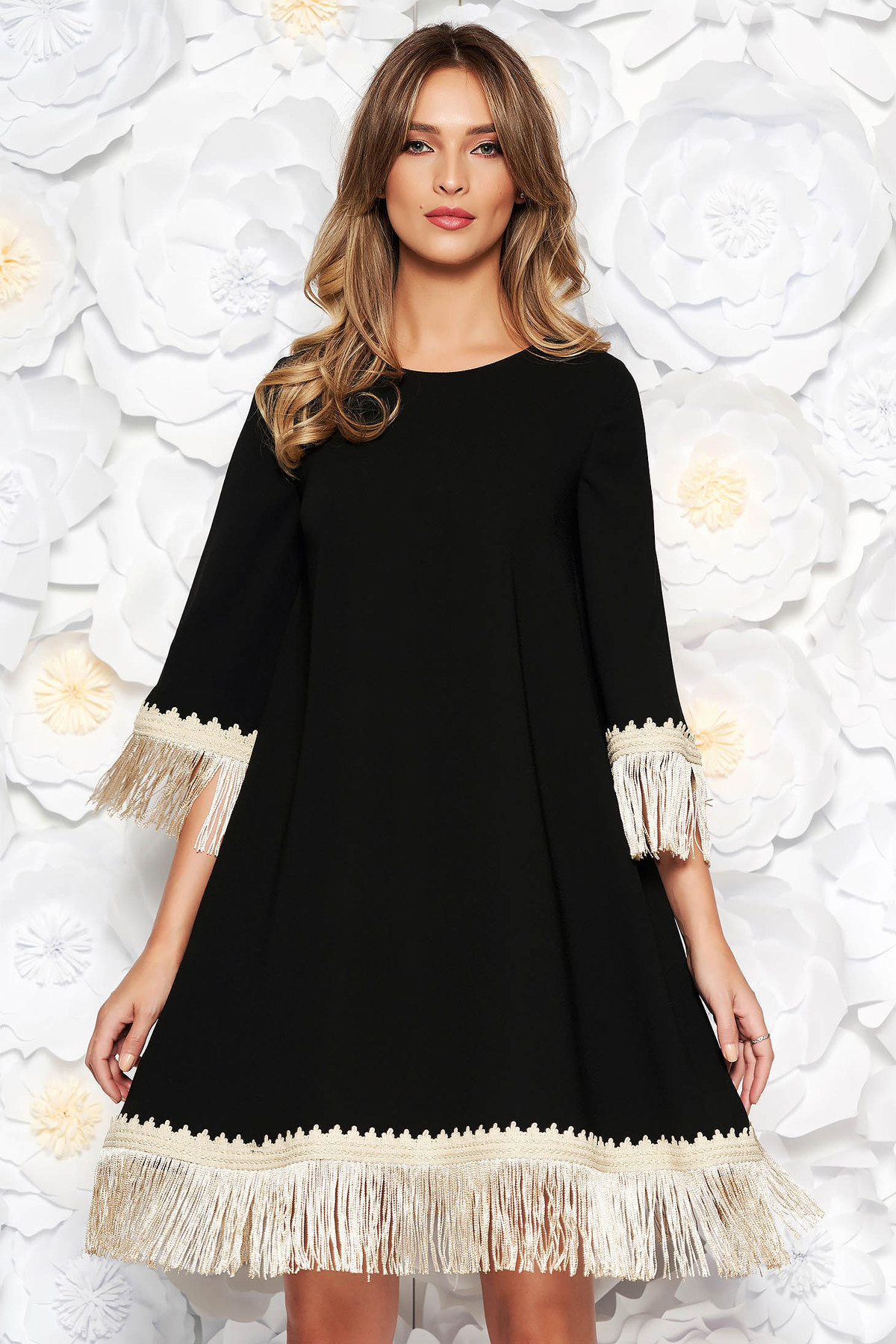 Rochie LaDonna neagra eleganta cu croi larg din stofa neelastica cu franjuri cu maneca 3/4