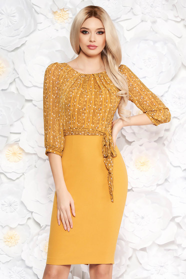 Rochie mustarie eleganta midi tip creion din stofa usor elastica captusita pe interior accesorizata cu cordon