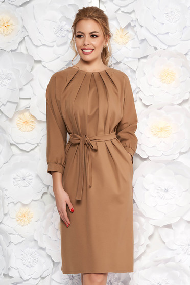 Rochie maro office din material usor elastic accesorizata cu cordon cu pliuri in zona bustului