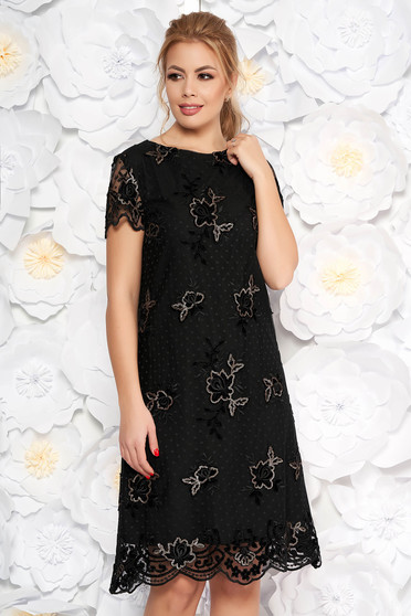 Rochie neagra de ocazie cu croi larg din dantela cu aplicatii cu paiete captusita pe interior