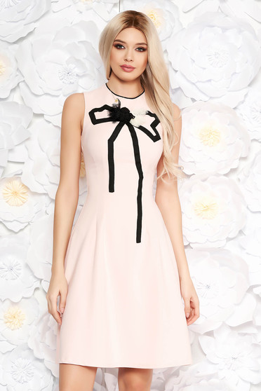 Rochie Artista roz deschis eleganta in clos din material usor elastic cu aplicatii cusute manual
