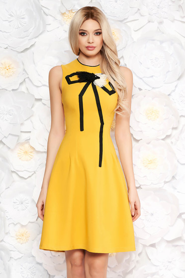 Rochie Artista mustarie eleganta in clos din material usor elastic cu aplicatii cusute manual