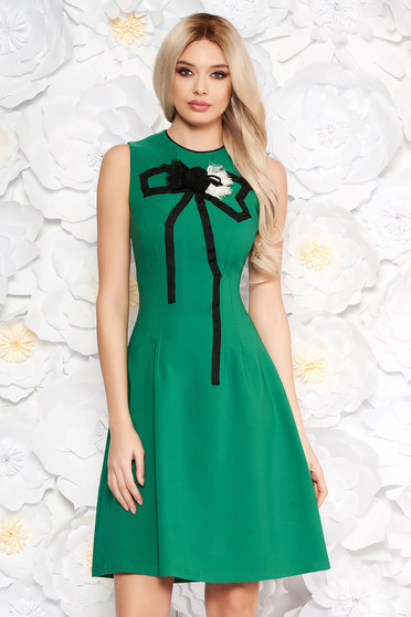 Rochie Artista verde eleganta in clos din material usor elastic cu aplicatii cusute manual
