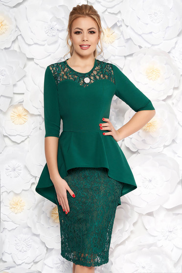 Rochie verde de ocazie tip creion din dantela cu peplum accesorizata cu cordon