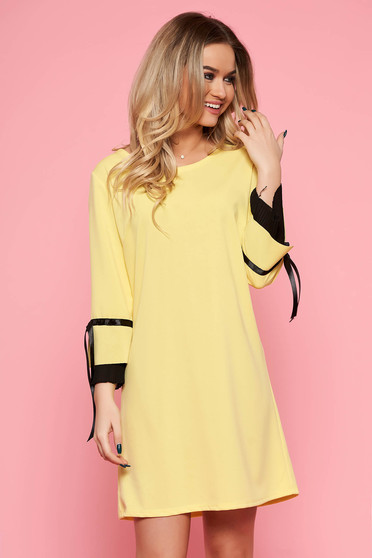 Rochie galbena eleganta din material elastic cu croi larg cu maneci trei-sferturi