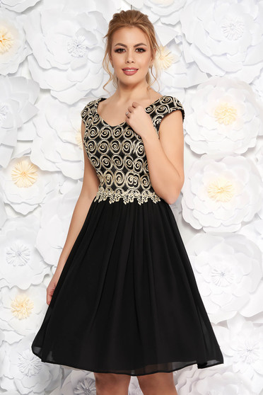 Rochie neagra de ocazie in clos din voal si dantela captusita pe interior