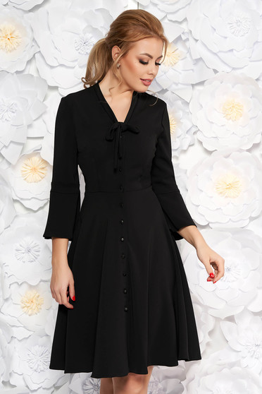 Rochie neagra eleganta de zi accesorizata cu nasturi croi in clos cu guler tip esarfa