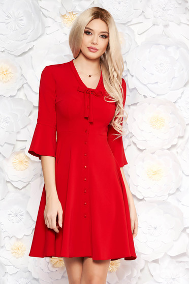 Rochie rosie eleganta de zi accesorizata cu nasturi croi in clos cu guler tip esarfa