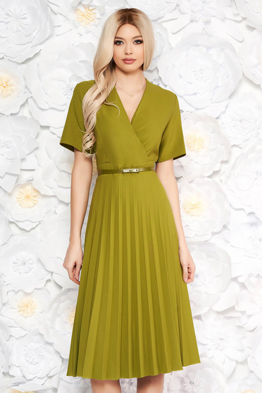 Rochie verde cu pliuri de material cu decolteu in v croi in clos