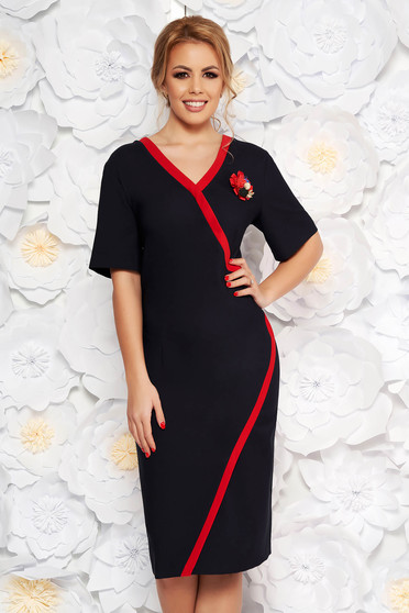Rochie albastra-inchis eleganta tip creion cu decolteu in v din stofa accesorizata cu brosa