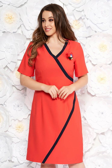 Rochie corai eleganta tip creion cu decolteu in v din stofa accesorizata cu brosa