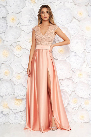 Rochie Artista piersica de ocazie in clos cu decolteu in v din material satinat din dantela cu bust buretat