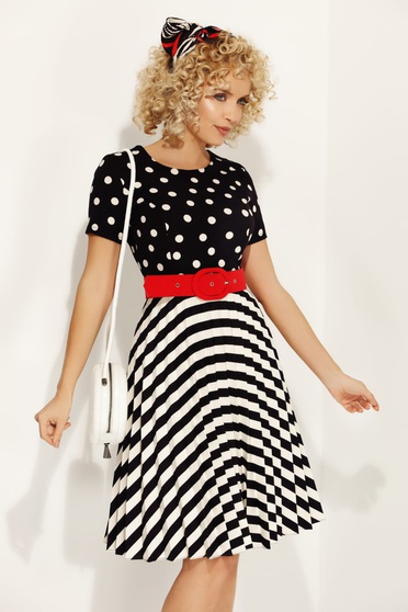 Rochie Fofy albastra-inchis de zi in clos din material usor elastic cu dungi si buline cu accesoriu tip curea