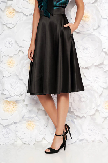 Fusta StarShinerS neagra eleganta in clos cu talie inalta din satin