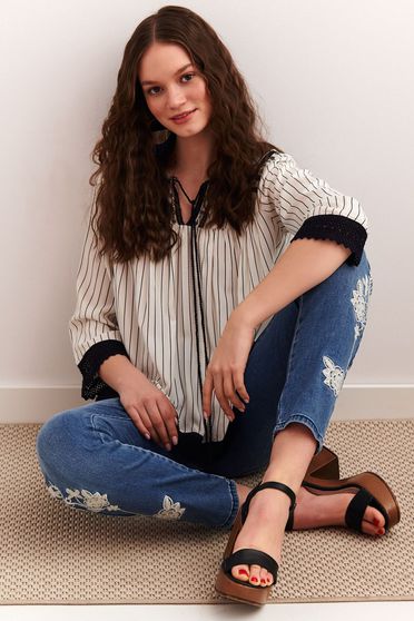 Pantaloni Top Secret albastri casual skinny cu talie medie din bumbac usor elastic cu insertii de broderie