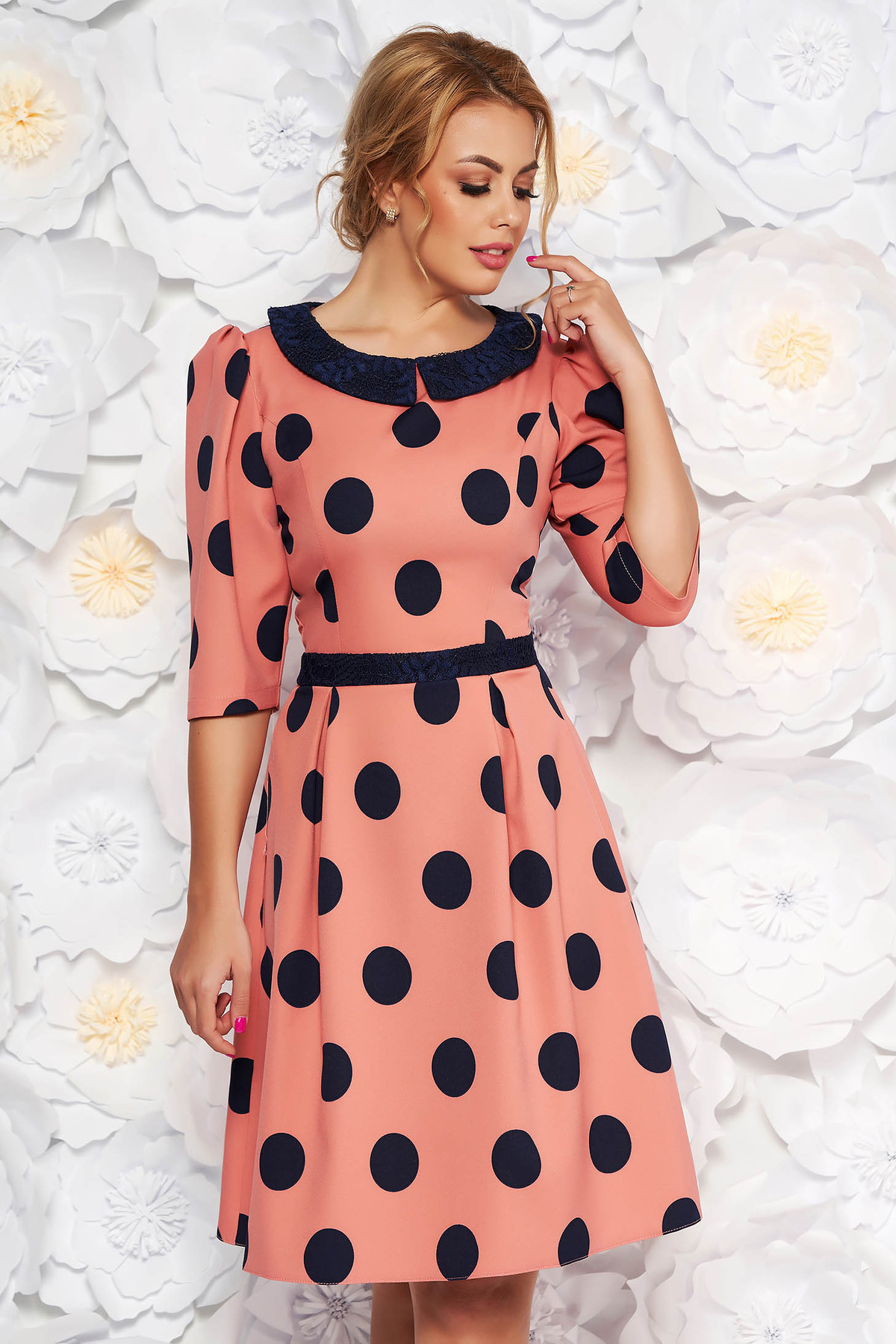 Rochie LaDonna roz eleganta de zi in clos din stofa subtire usor elastica cu buline cu guler rotunjit