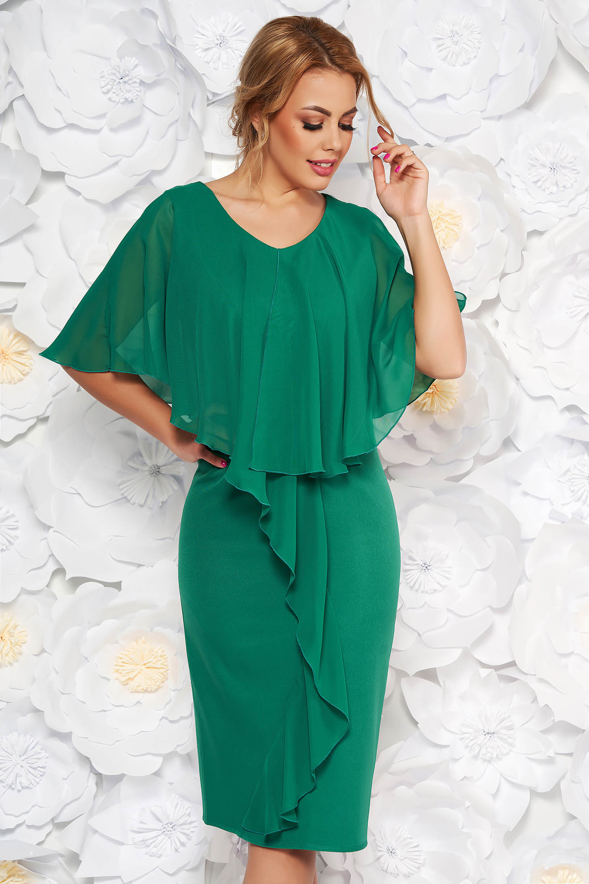 Rochie verde midi de ocazie fara maneci cu un croi cambrat din stofa subtire usor elastica si suprapunere cu voal