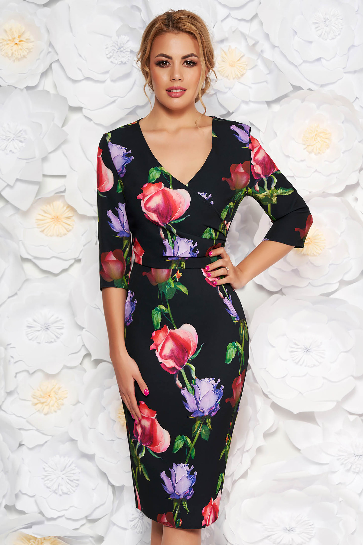 Rochie neagra eleganta tip creion cu decolteu in v din material fin la atingere cu imprimeuri florale