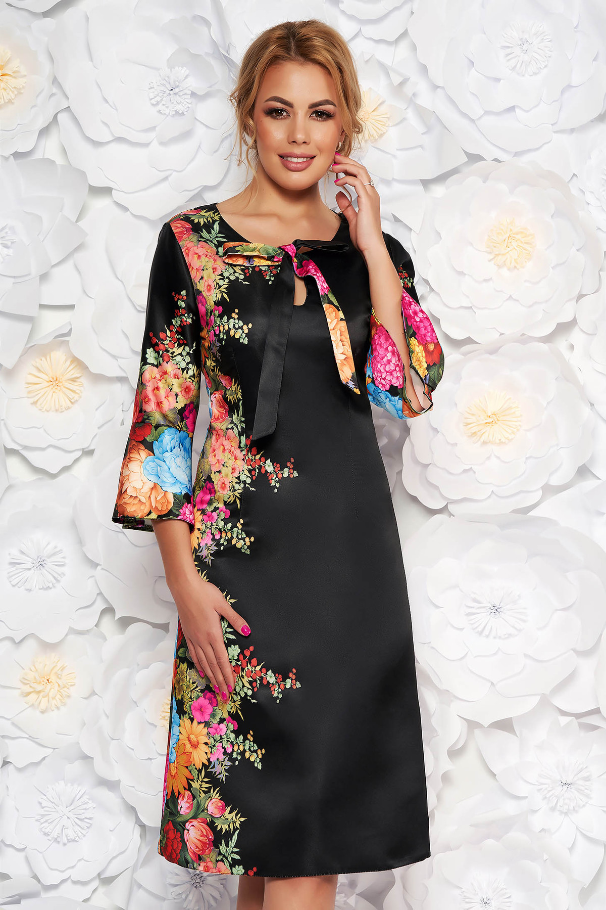 Rochie neagra eleganta cu croi in a din material satinat cu imprimeuri florale