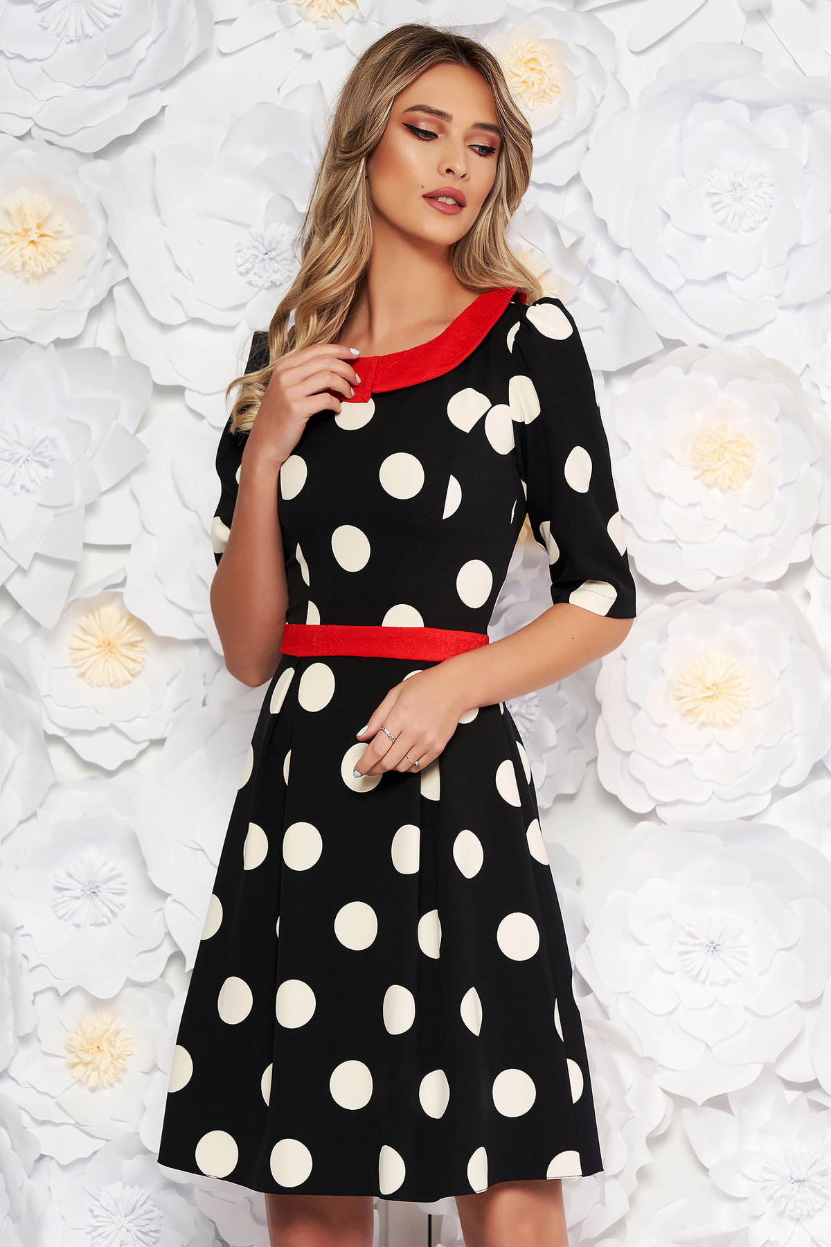 Rochie LaDonna neagra eleganta de zi in clos din stofa subtire usor elastica cu buline cu guler rotunjit