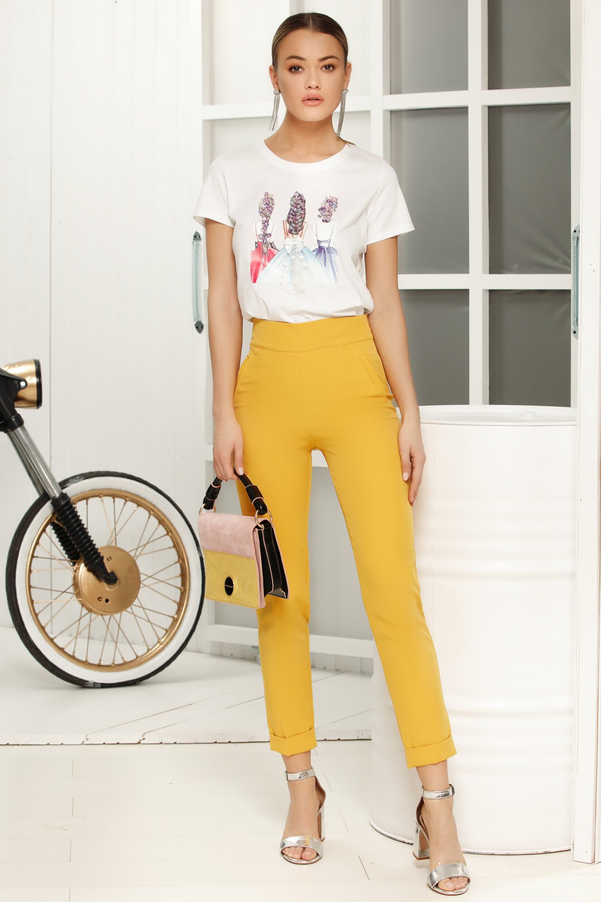 Pantaloni galbeni eleganti cu talie medie cu un croi mulat