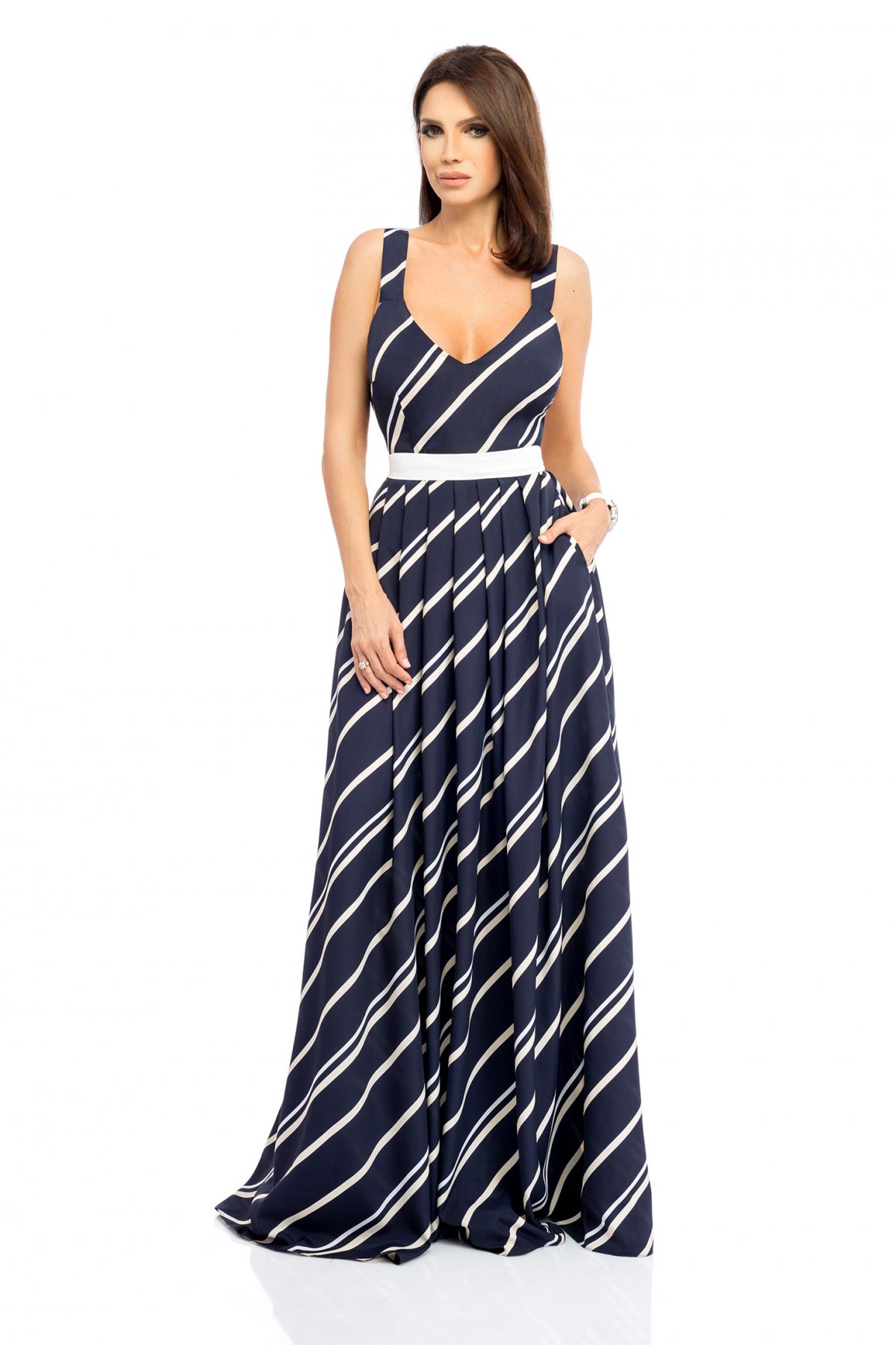 Rochie albastru-inchis lunga eleganta cu decolteu adanc fara maneci