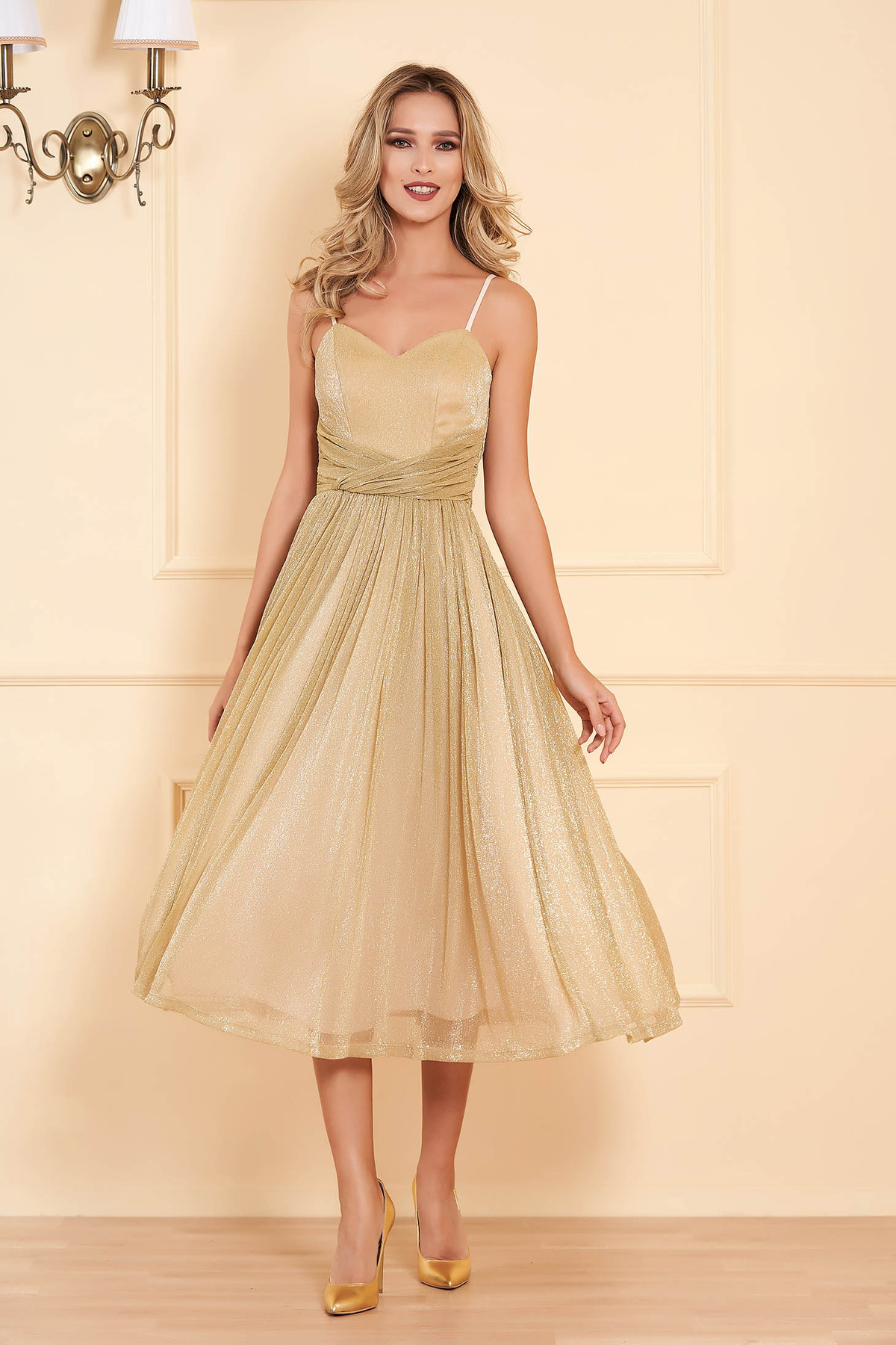 Rochie LaDonna aurie midi in clos din voal stralucitor captusita pe interior cu bretele si push-up