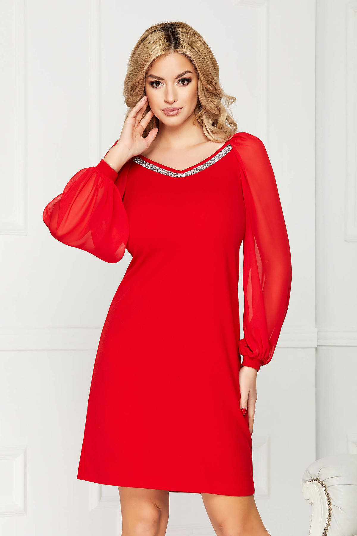 Rochie StarShinerS rosie scurta de ocazie cu un croi drept din scuba elastica cu maneci din voal cu decolteu in v accesorizata cu pietre stras