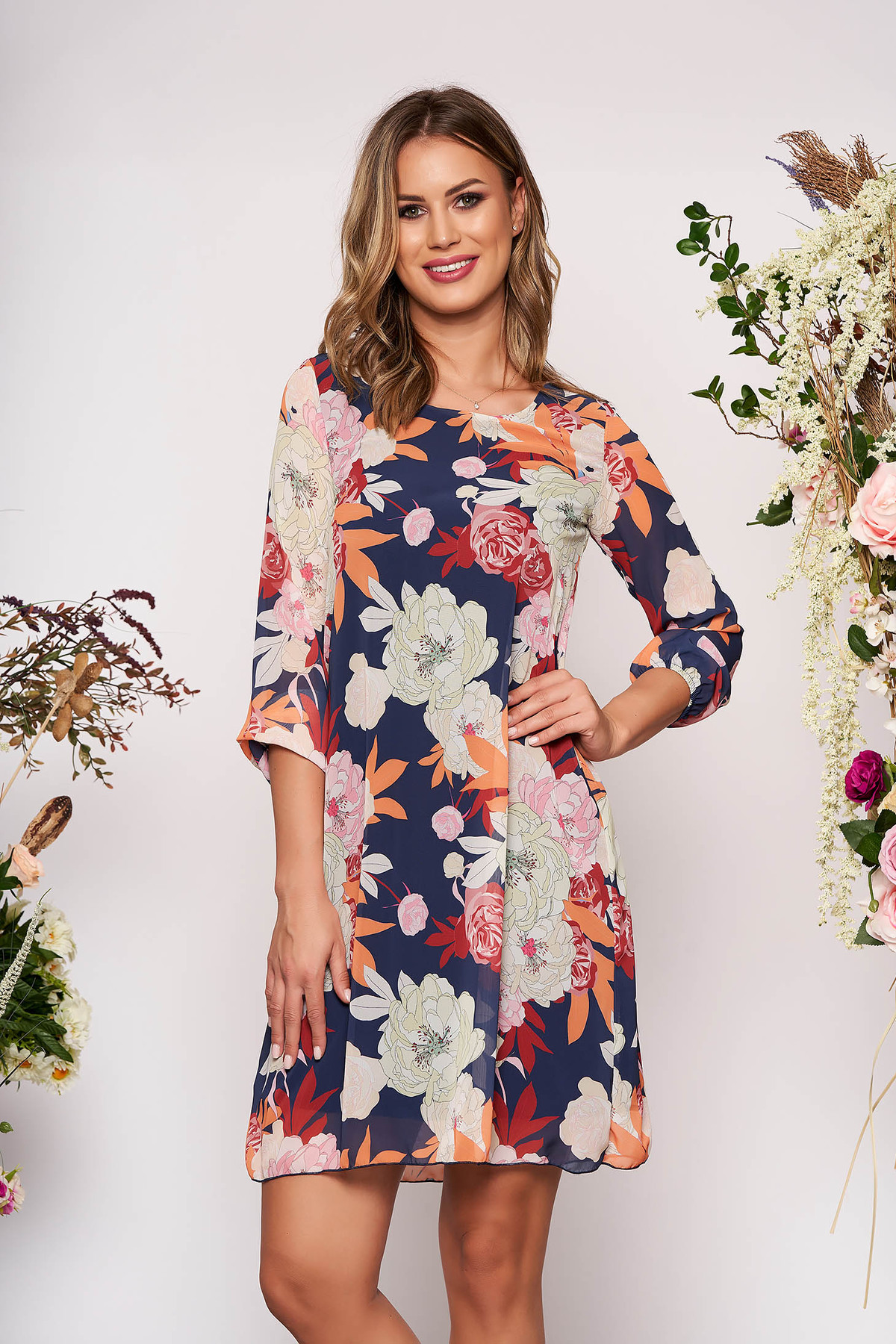 Rochie albastru-inchis scurta eleganta cu croi in a cu maneci trei-sferturi decolteu la baza gatului cu imprimeu floral