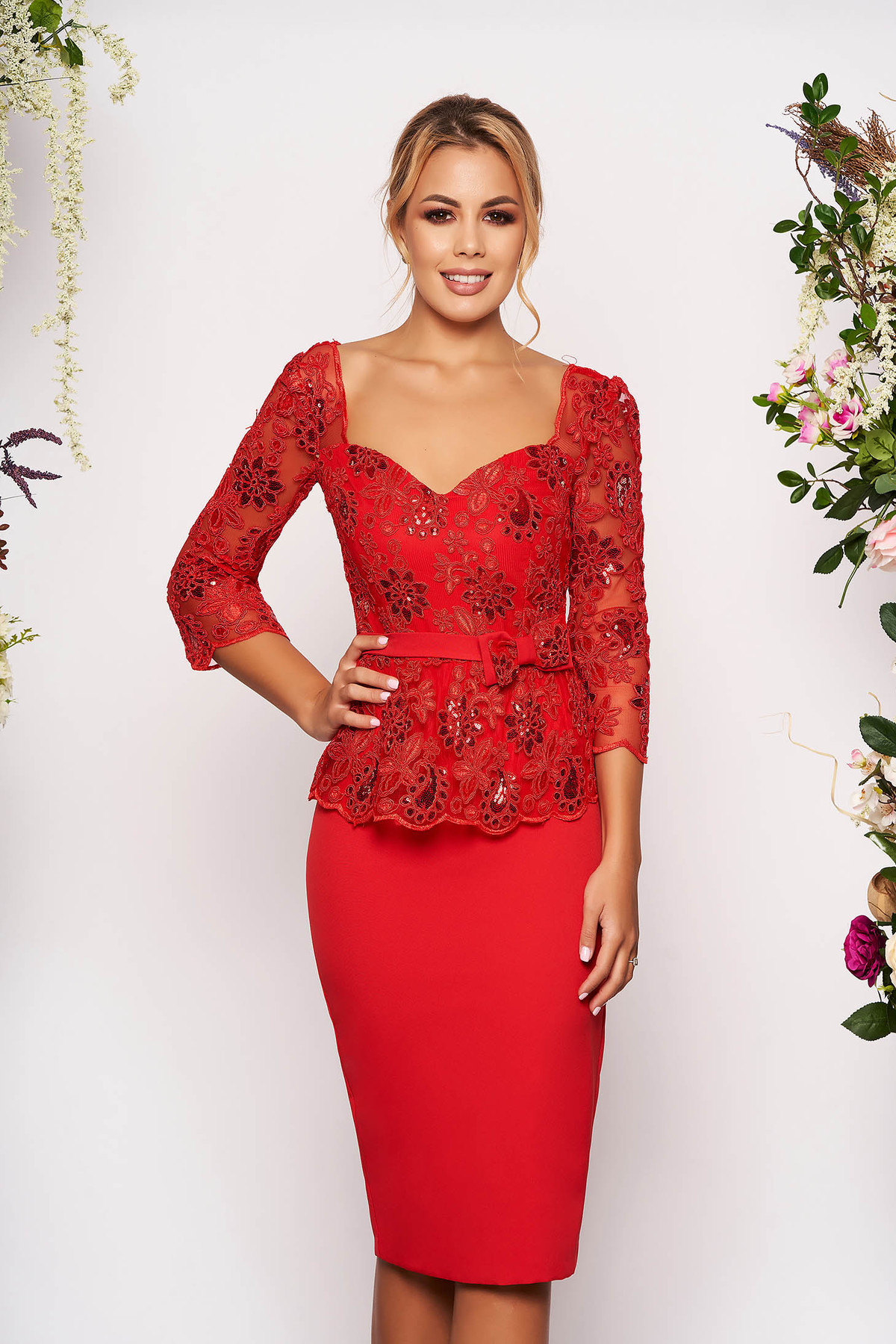 Rochie rosie midi de ocazie tip creion cu maneci trei-sferturi cu aplicatii cu paiete cu decolteu in v