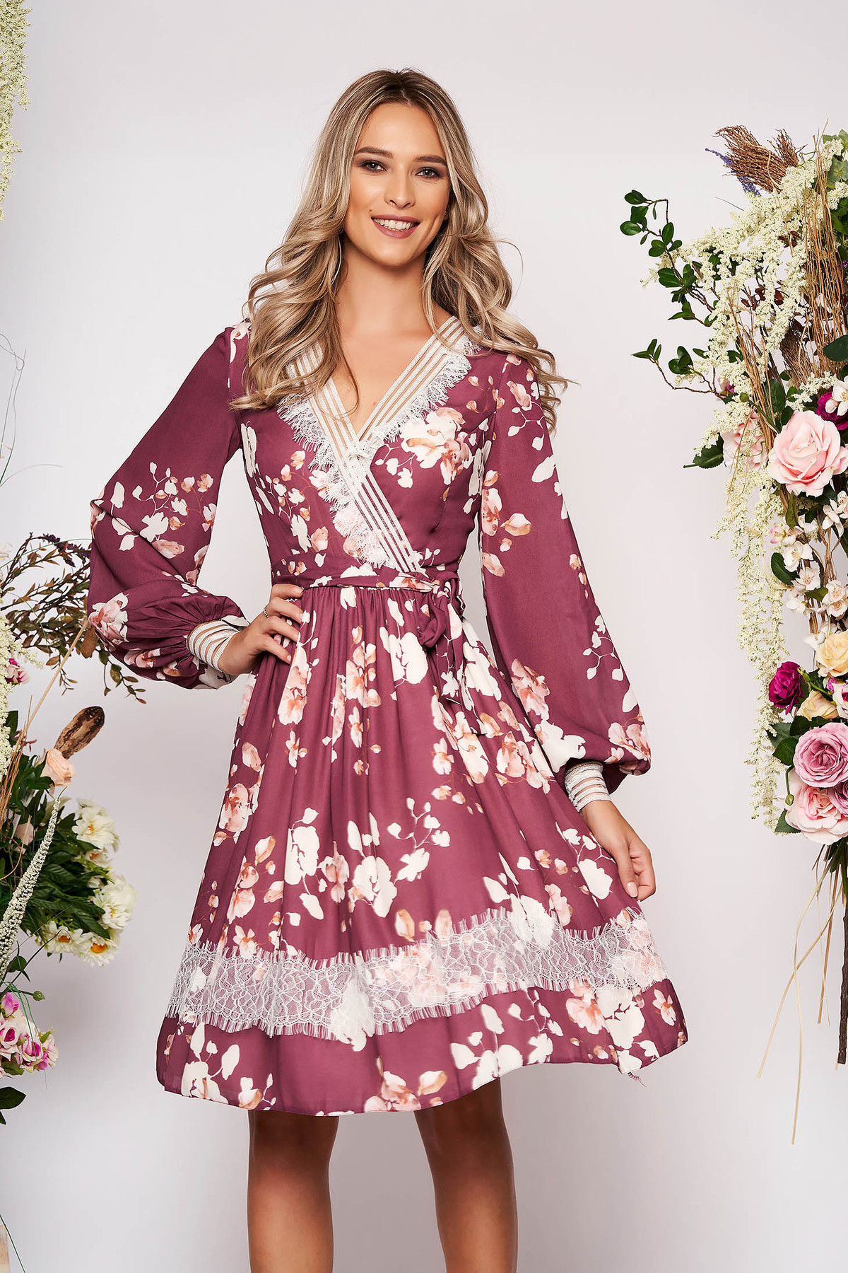 Rochie LaDonna maro midi eleganta in clos din voal cu decolteu in v cu maneci lungi si imprimeu floral