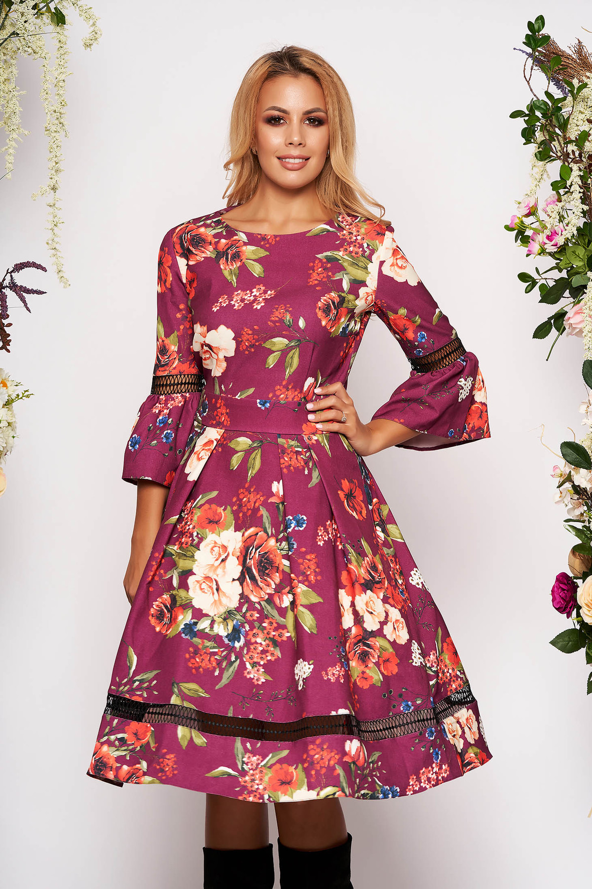 Rochie LaDonna mov de ocazie in clos cu maneci clopot decolteu la baza gatului cu imprimeu floral