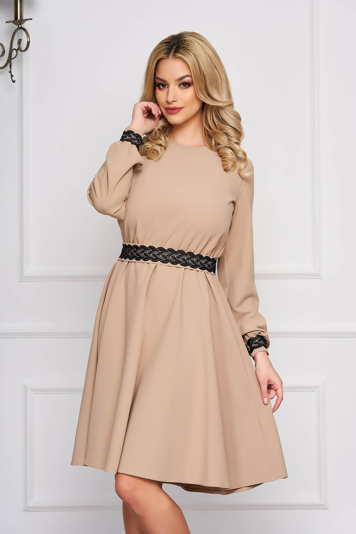 Rochie StarShinerS cappuccino eleganta in clos din stofa neelastica accesorizata cu cordon cu insertii de broderie