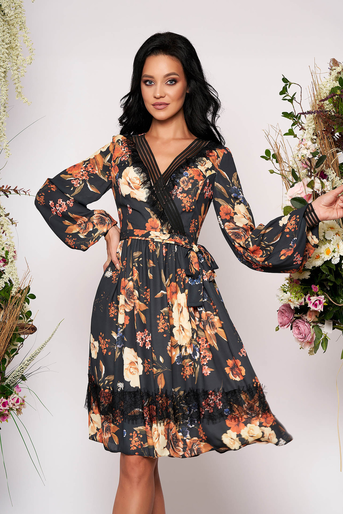 Rochie LaDonna neagra midi eleganta in clos din voal cu decolteu in v cu maneci lungi cu imprimeu floral