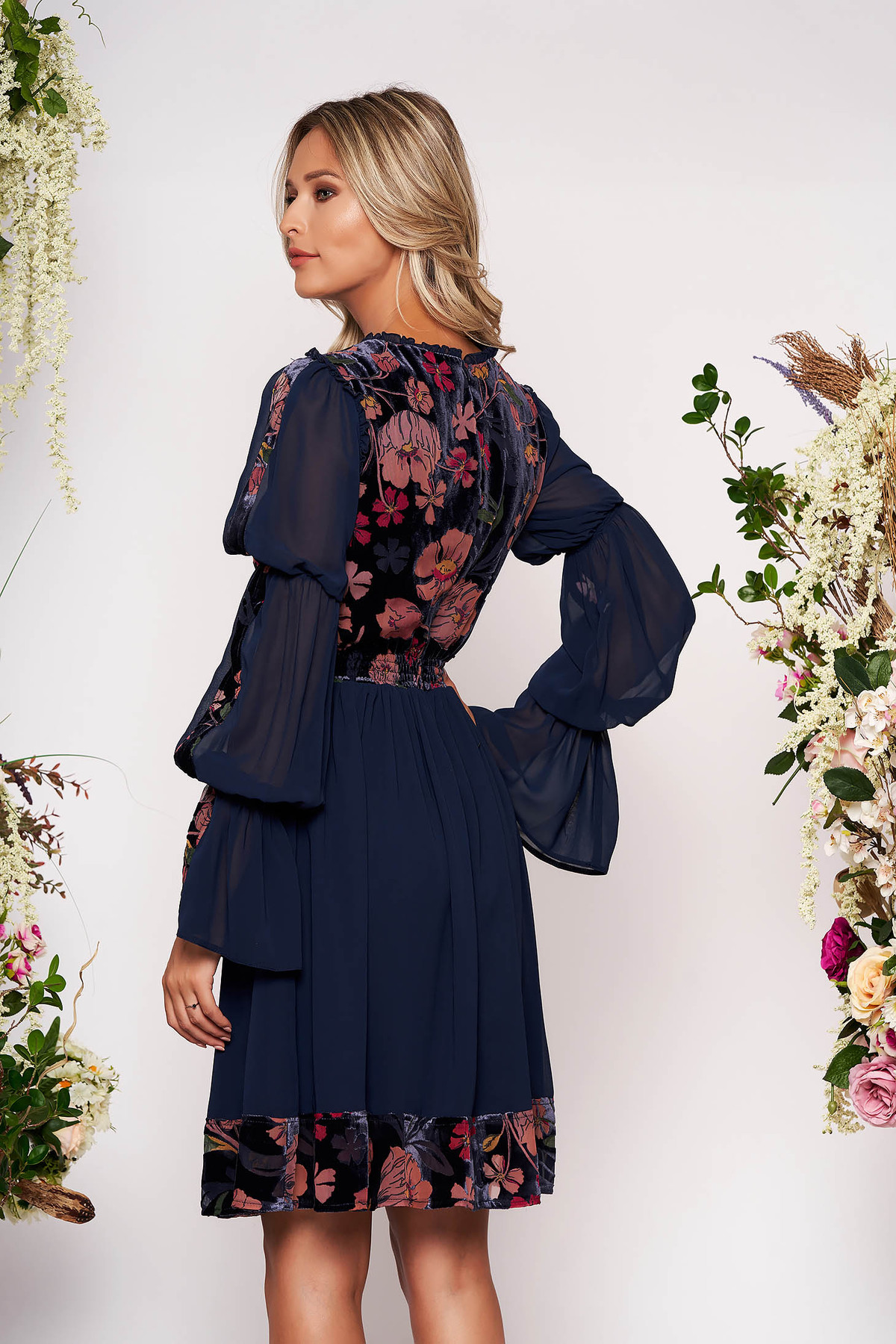 Rochie LaDonna albastru-inchis midi de ocazie in clos din catifea si voal cu maneci lungi tip clopot si imprimeu floral - 1 | YEO