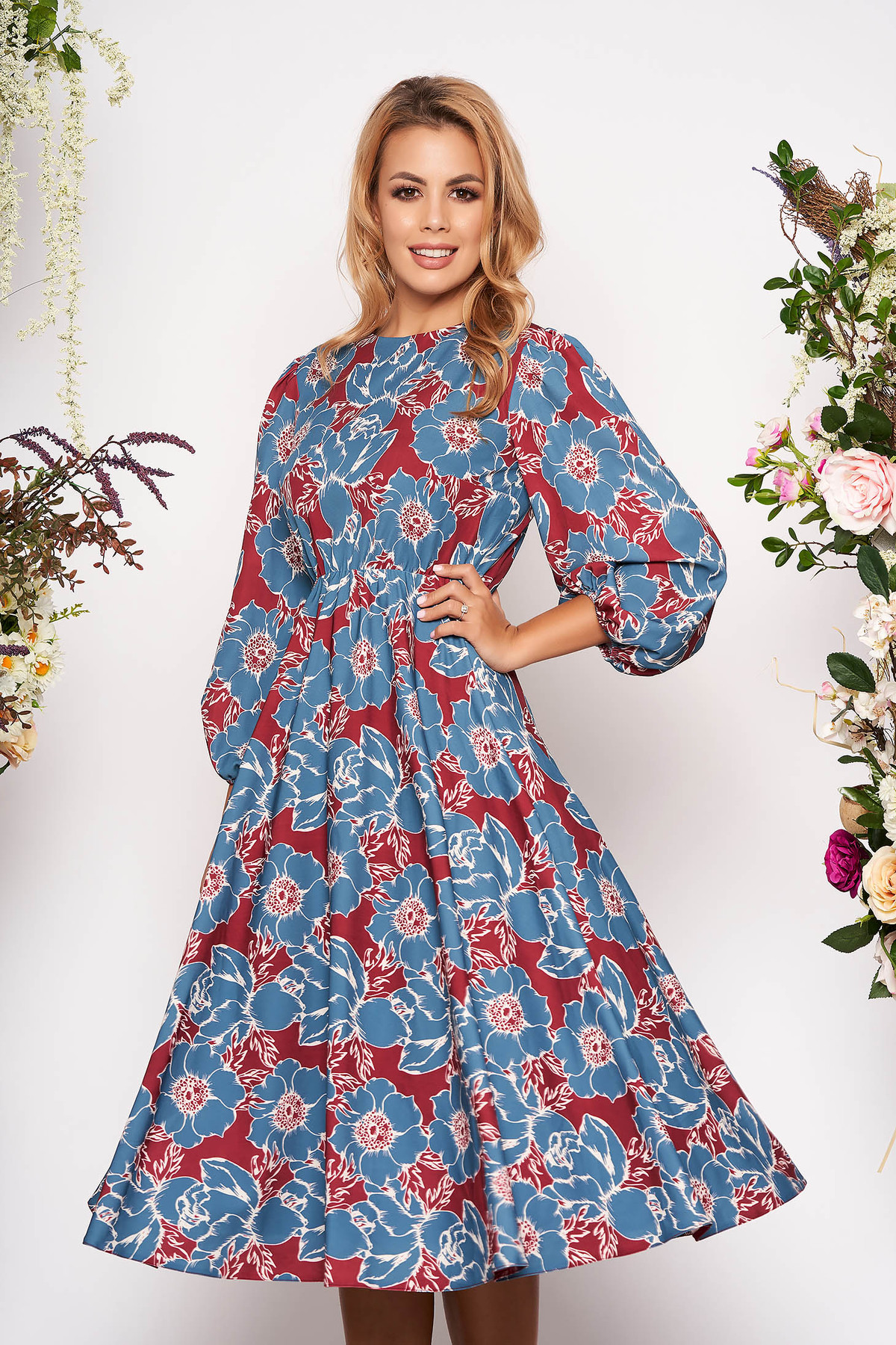 Rochie gri eleganta midi in clos din material vaporos cu elastic in talie cu maneci trei-sferturi si imprimeuri grafice