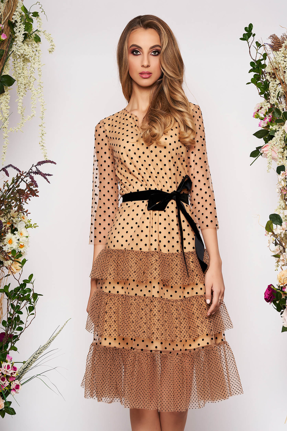 Rochie crem midi de ocazie cu croi in a cu decolteu in v cu volanase cordon detasabil si buline