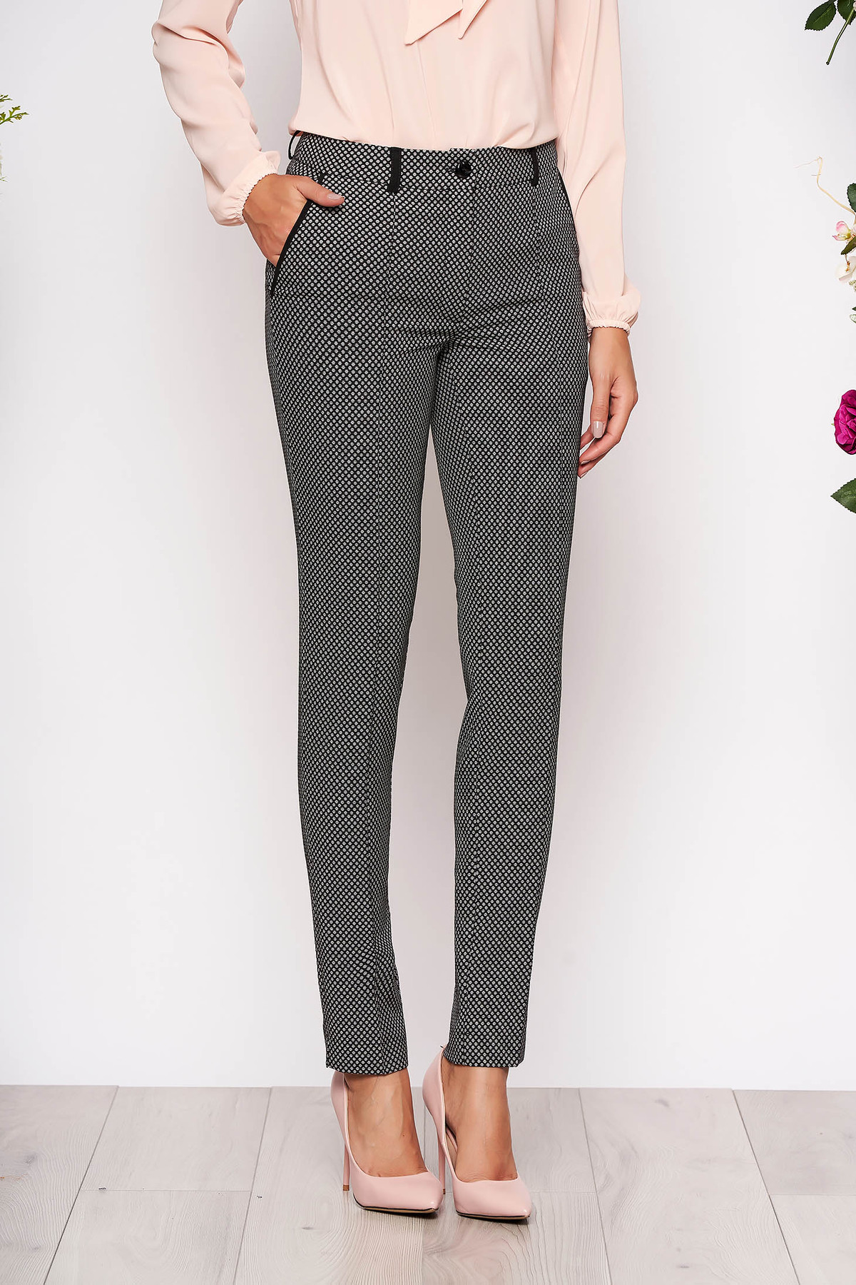 Pantaloni LaDonna negri eleganti conici din stofa cu buzunare in fata cu imprimeuri grafice si inchidere cu fermoar si nasture
