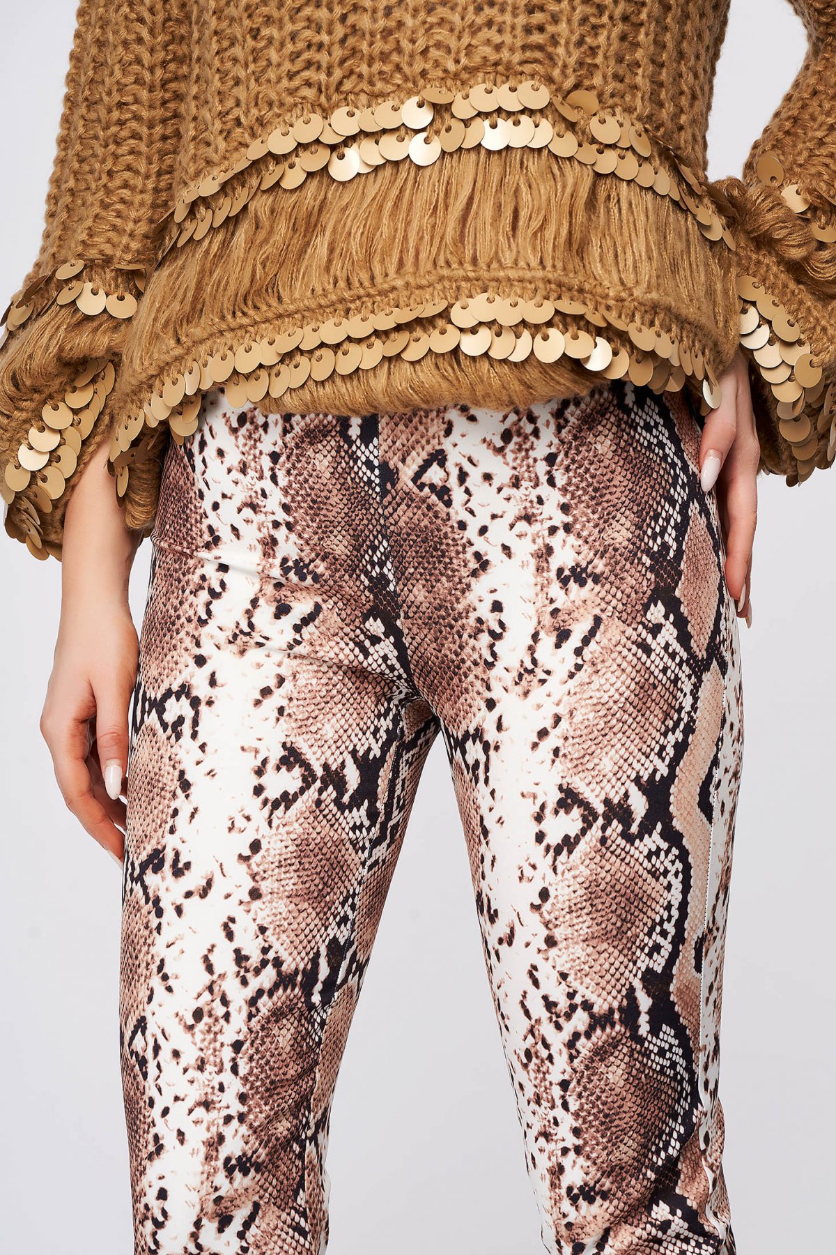 Pantaloni PrettyGirl maro lungi cu un croi drept cu talie inalta si elastic in talie