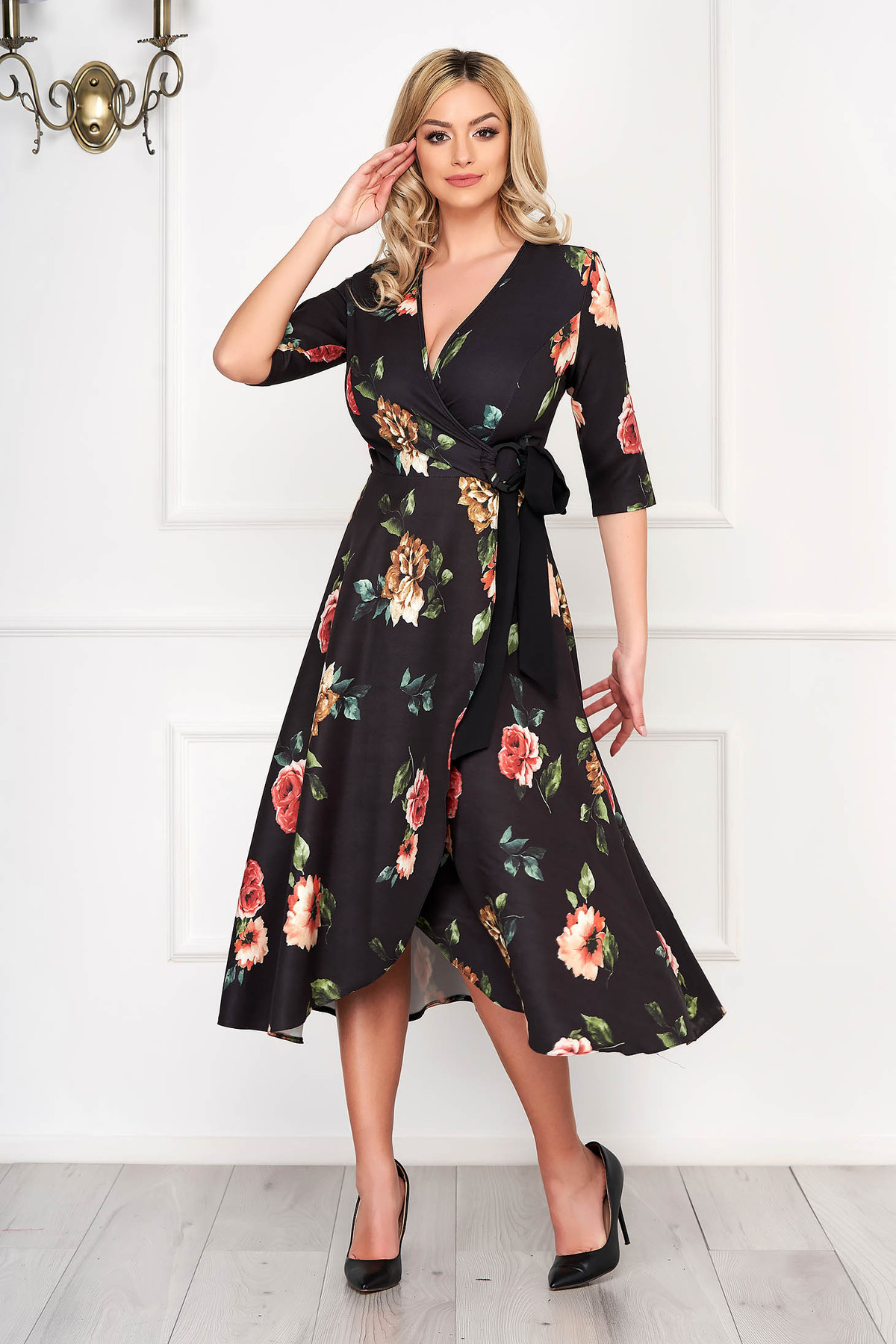 Rochie neagra eleganta midi in clos cu imprimeu floral verde si accesorizata cu cordon