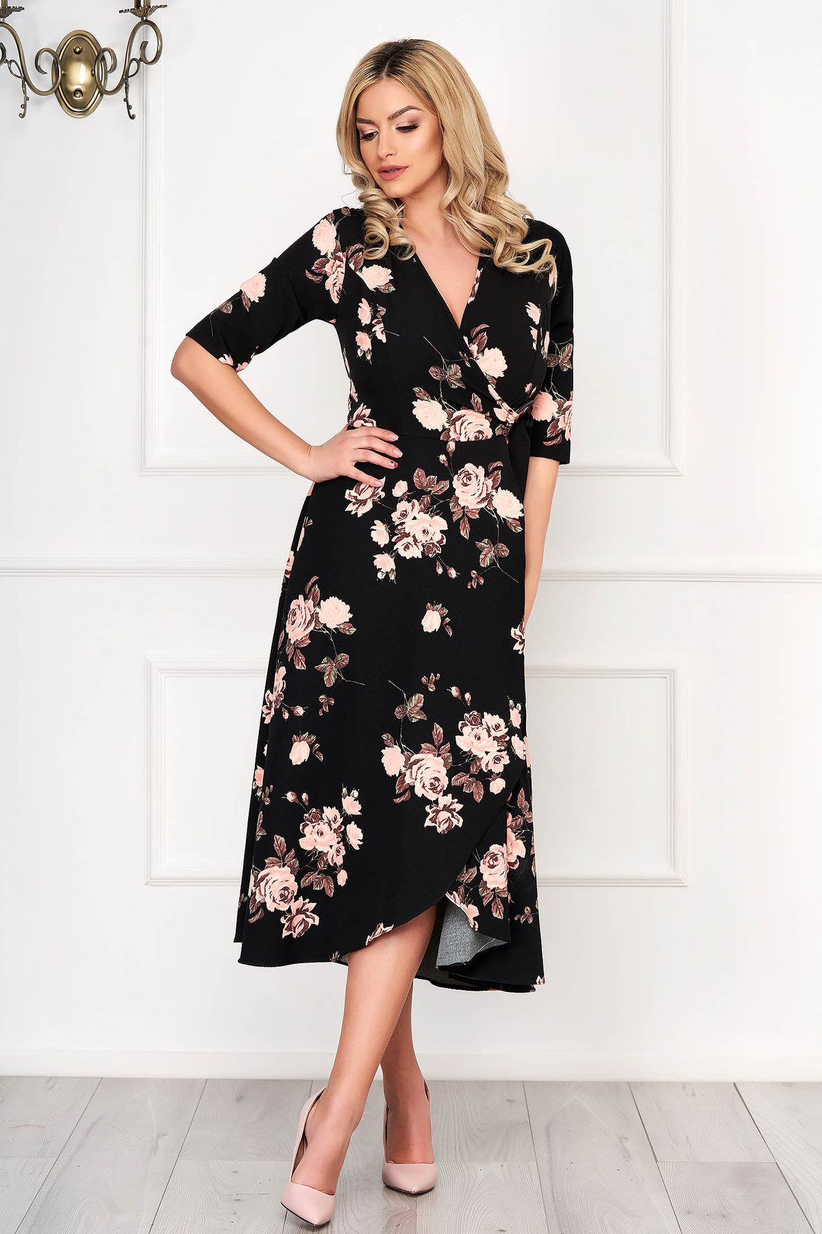 Rochie neagra eleganta midi in clos cu imprimeu floral roz si accesorizata cu cordon