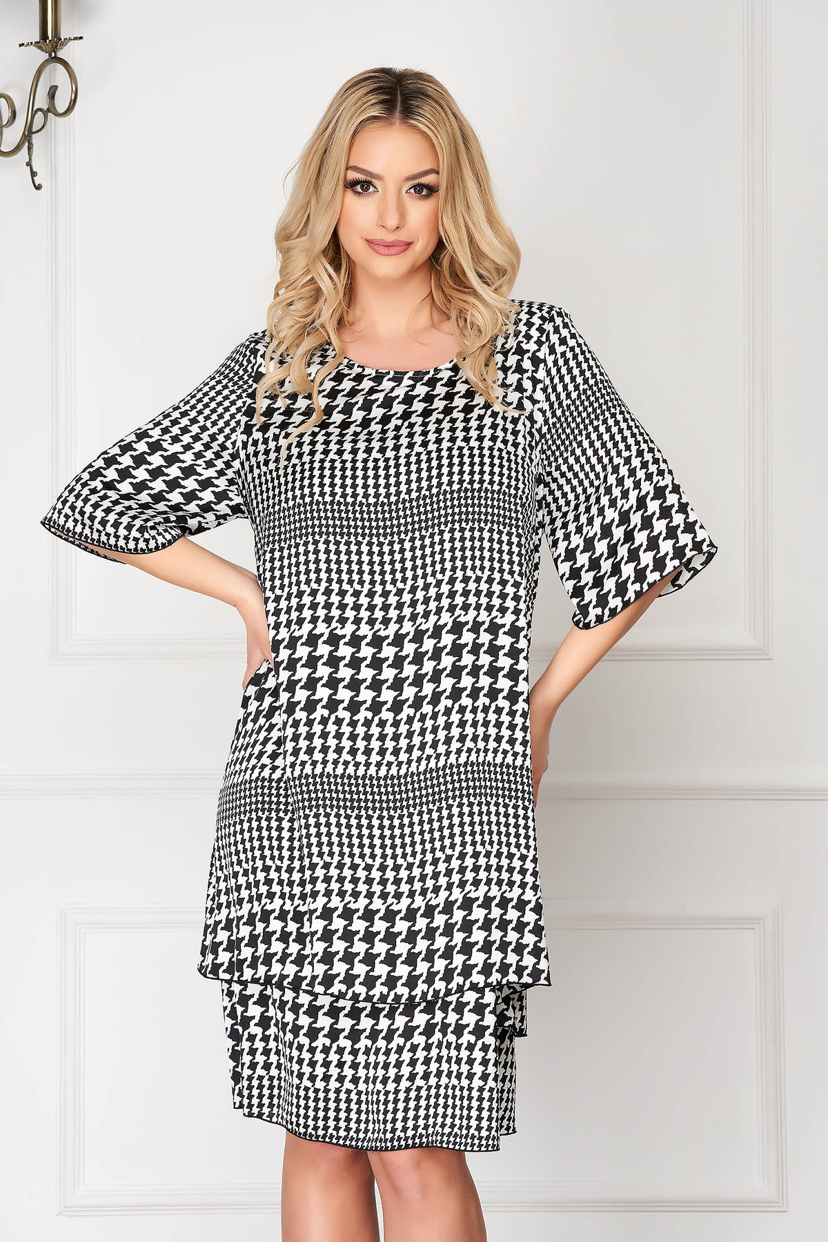 Rochie alba office cu croi larg scurta cu print dogtooth cu maneci trei-sferturi