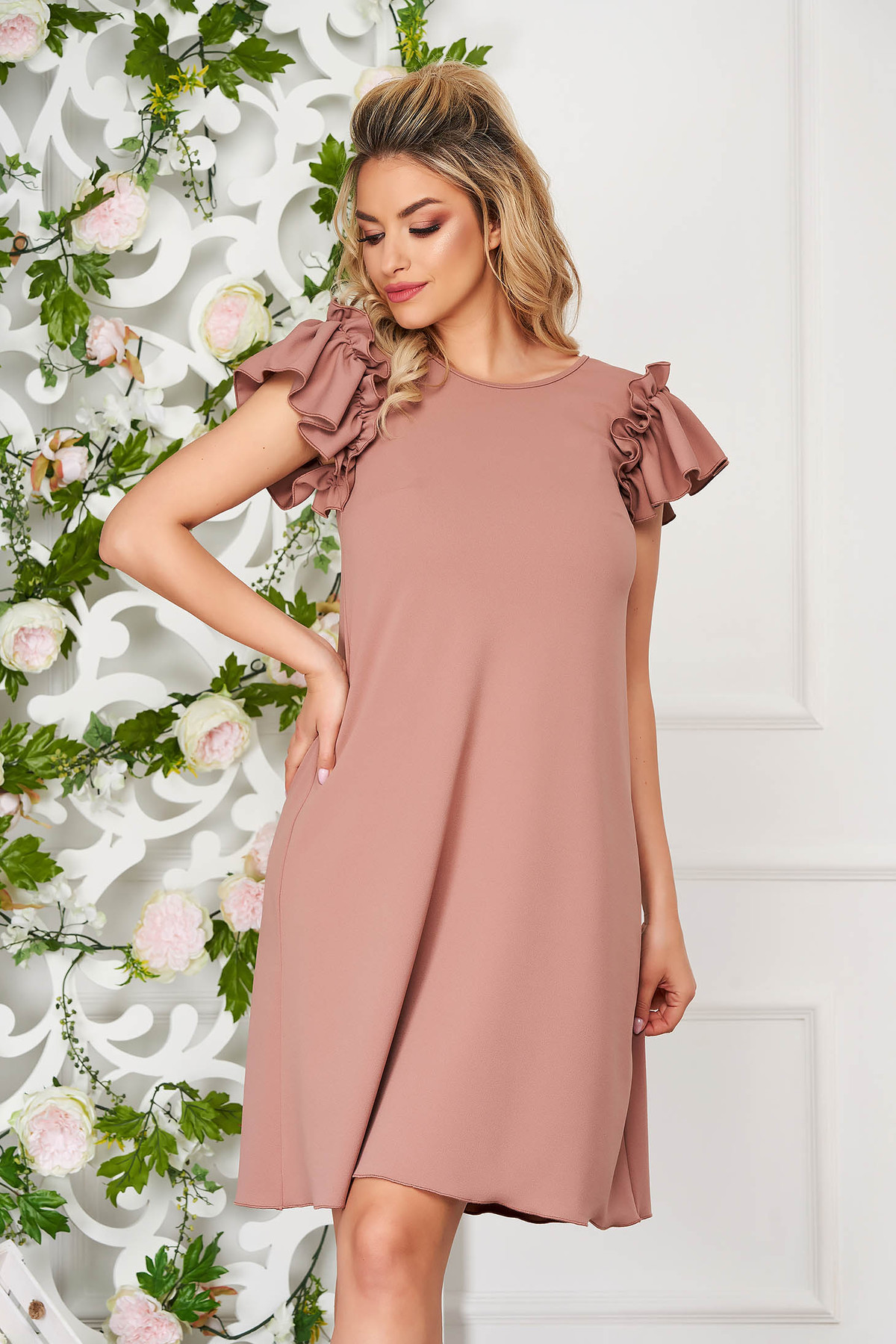 Rochie StarShinerS cappuccino scurta de zi cu croi larg si volanase la maneca