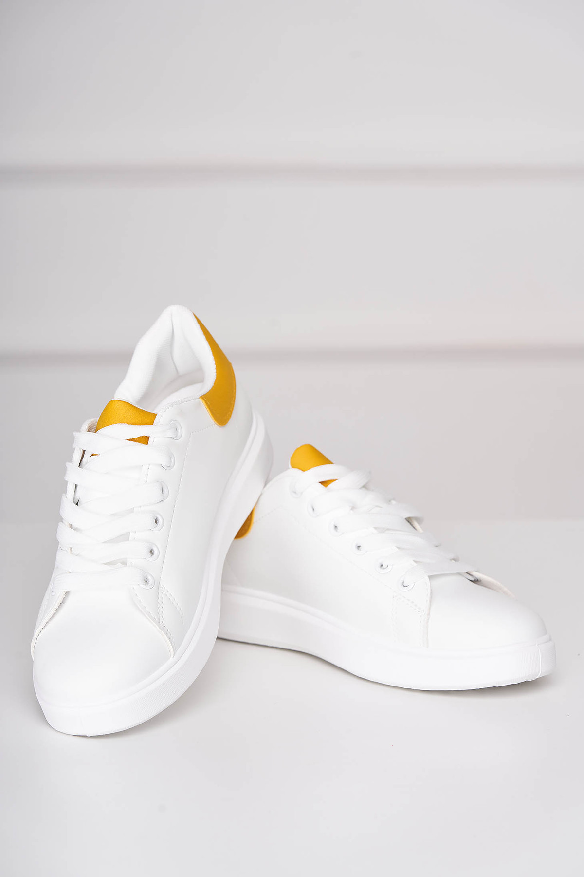 Pantofi sport albi casual cu siret din piele ecologica cu detaliu galben