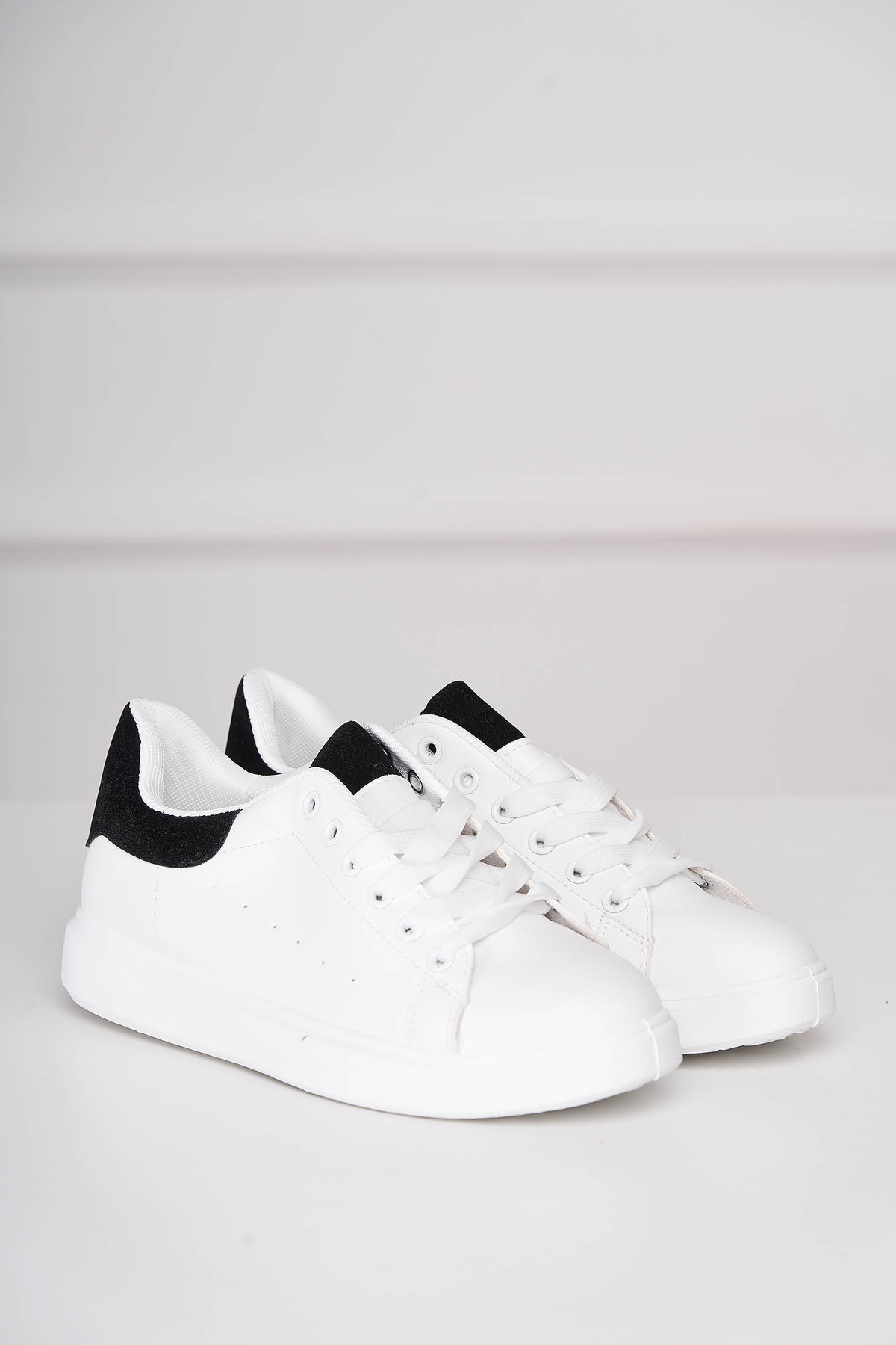 Pantofi sport albi casual cu siret din piele ecologica cu detaliu negru