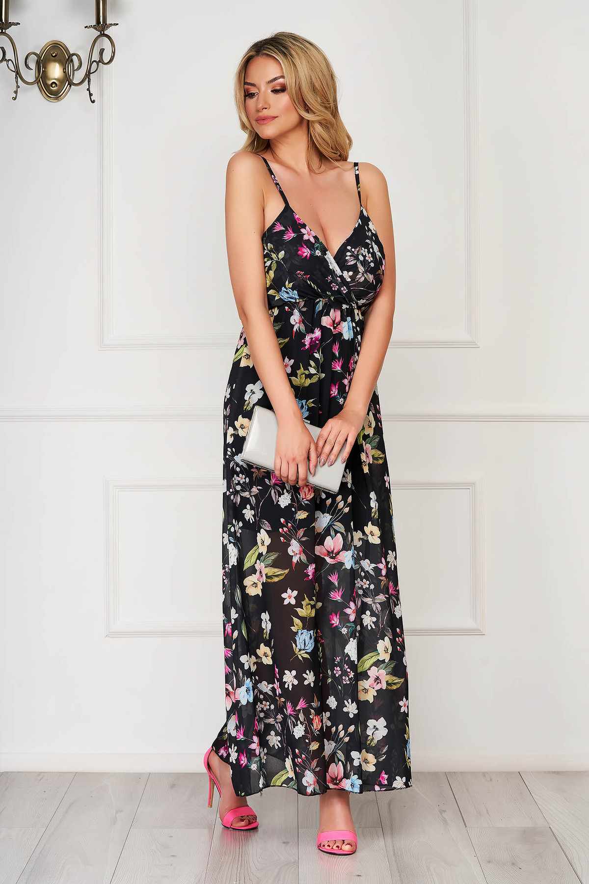 Rochie SunShine neagra de zi in clos cu decolteu in v cu elastic in talie din voal cu imprimeu floral